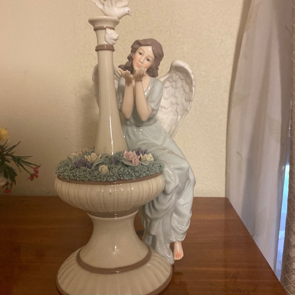 Stunning Grandeur Noel "Porcelain Angel" w/ Dove at Flower Fountain NEW MINT